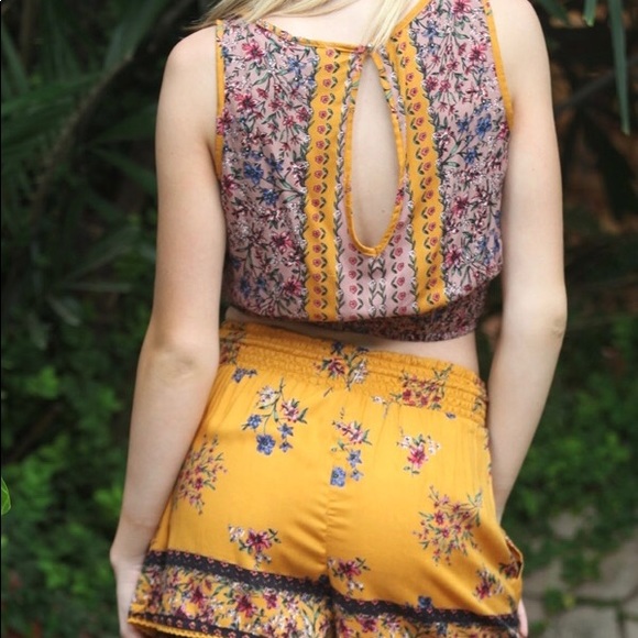 SMOCK STRETCH WAISTBAND W/ POCKETS & MARIGOLD COLOR SHORTS - Picture 3 of 3